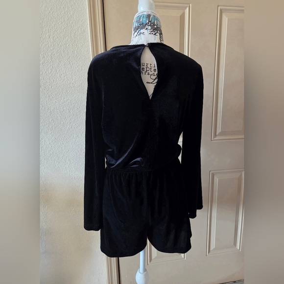 Romeo & Juliet Couture Velvet Short Romper - Bkack - Size XS - Picture 2 of 3